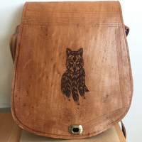 Bolso de cuero grabado
